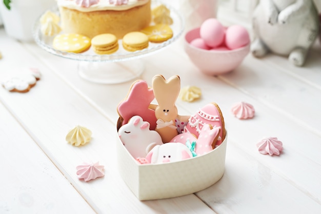 Galletas de Pascua en caja y dulce pastel con macarons