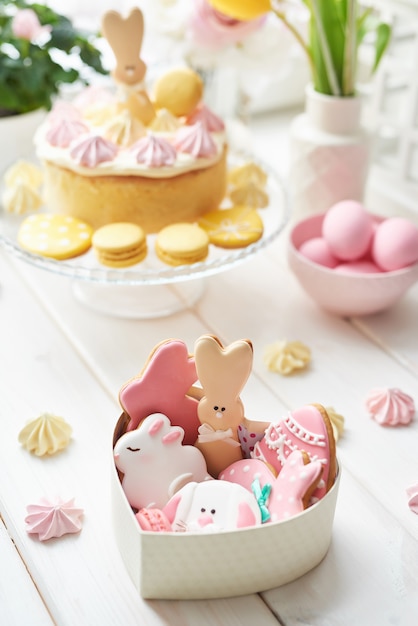 Galletas de Pascua en caja y dulce pastel con macarons