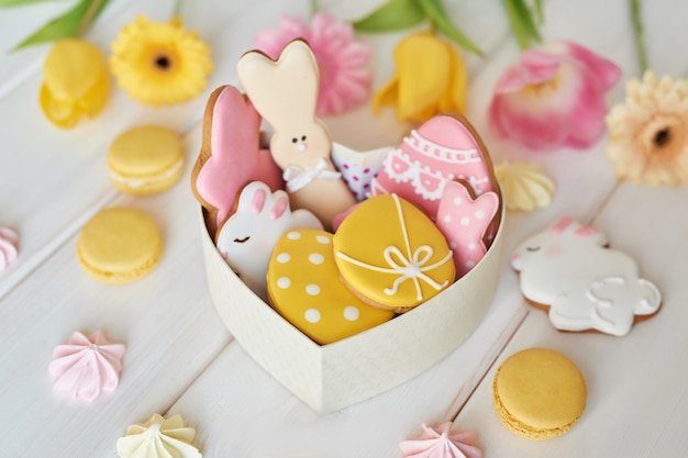 Galletas de Pascua en caja con macarons y flores.