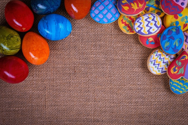 Galletas de Pascua coloridas hechas en casa, recién horneadas y decoradas. Vista superior.