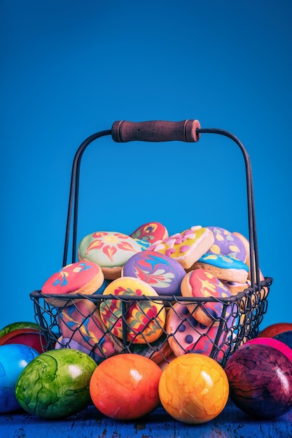 Galletas de Pascua coloridas hechas en casa, recién horneadas y decoradas.