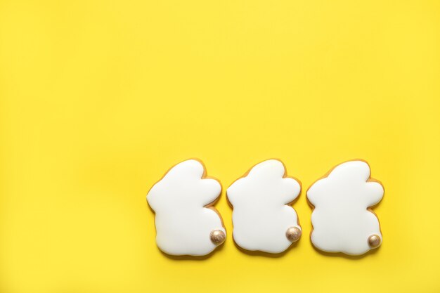 Galletas de Pascua en un fondo amarillo. Vista superior. Lugar para el texto. Conejo de Pascua