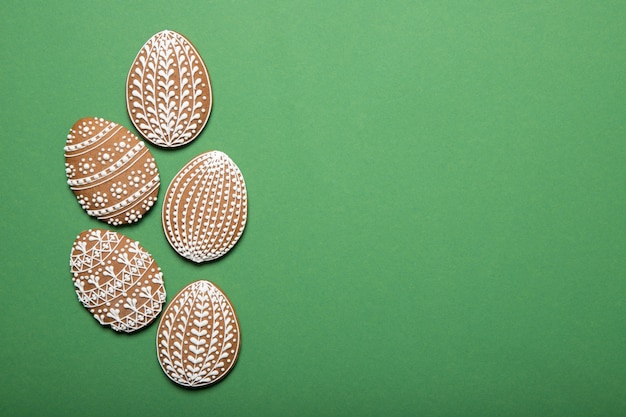 Galletas de Pascua en un fondo verde. Pascua de Resurrección. Vista superior. Lugar para el texto.