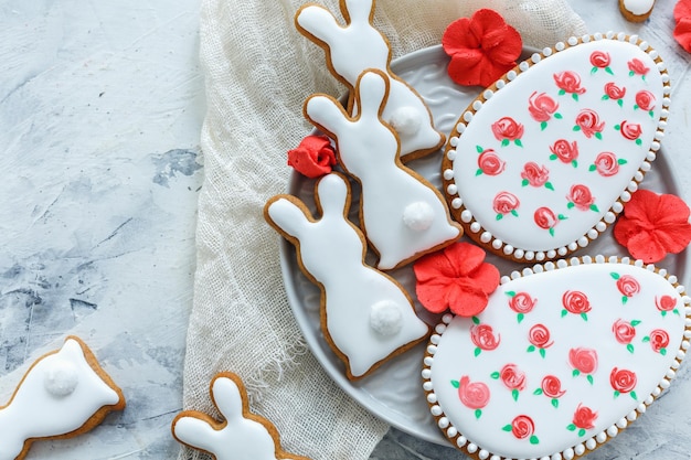 Galletas de pascua en forma de conejito y huevos