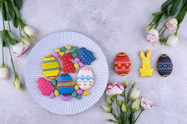 Galletas de pascua en forma de huevos y conejito