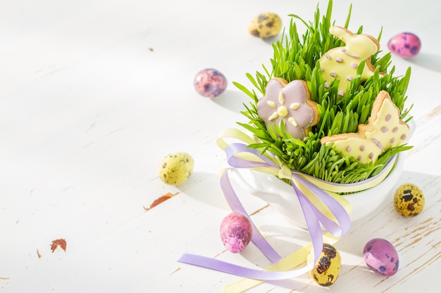 Galletas de Pascua y huevos con pasto