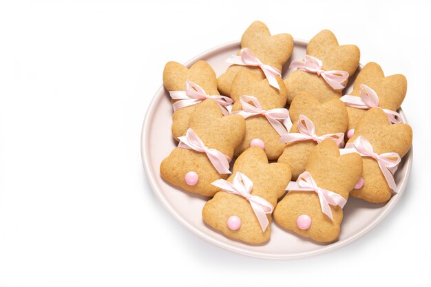 Galletas de Pascua en un plato sobre un blanco