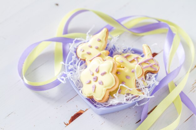 Galletas de Pascua en un tazón en forma de corazón