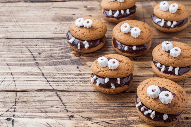 Galletas con pasta de chocolate en forma de monstruos para Halloween