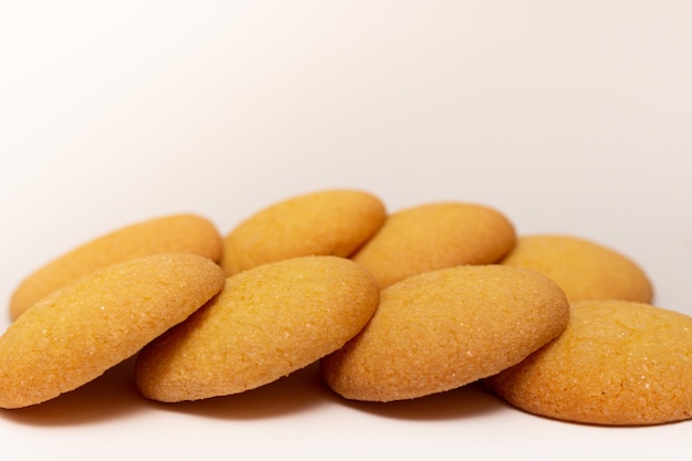 Galletas de pastelería apiladas aisladas sobre fondo blanco.