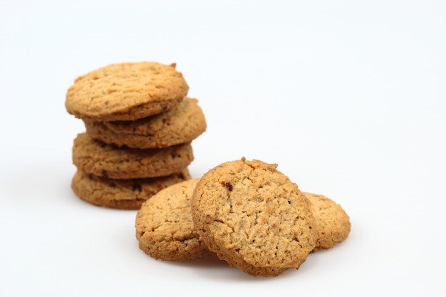 Galletas de pastelería apiladas aisladas sobre fondo blanco.