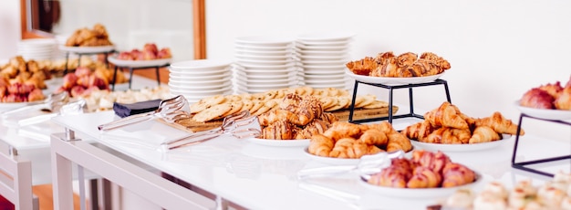 Galletas de pastelería y croissants, postres dulces servidos en eventos de caridad, alimentos, bebidas y concepto de menú como banner de fondo de vacaciones para el diseño de marca de lujo