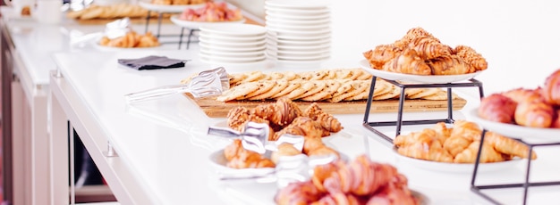 Galletas de pastelería y croissants, postres dulces servidos en eventos de caridad, alimentos, bebidas y concepto de menú como banner de fondo de vacaciones para el diseño de marca de lujo