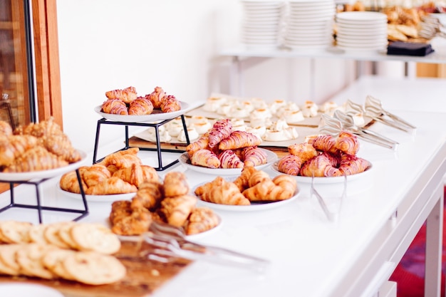 Galletas de pastelería y croissants, postres dulces servidos en eventos de caridad, alimentos, bebidas y concepto de menú como banner de fondo de vacaciones para el diseño de marca de lujo