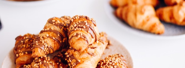 Galletas de pastelería y croissants, postres dulces servidos en eventos de caridad, alimentos, bebidas y concepto de menú como banner de fondo de vacaciones para el diseño de marca de lujo