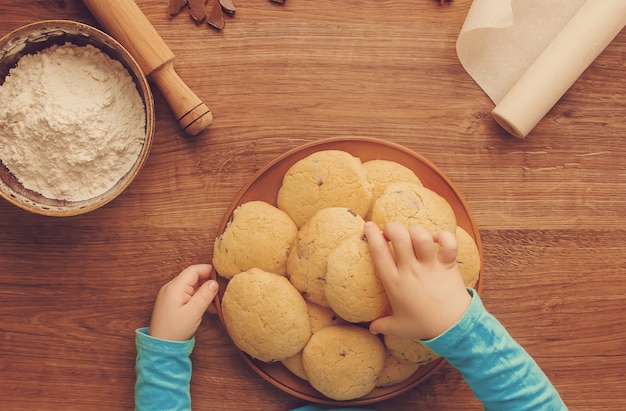 Galletas, pasteles, cocinar sus propias manos. Enfoque selectivo