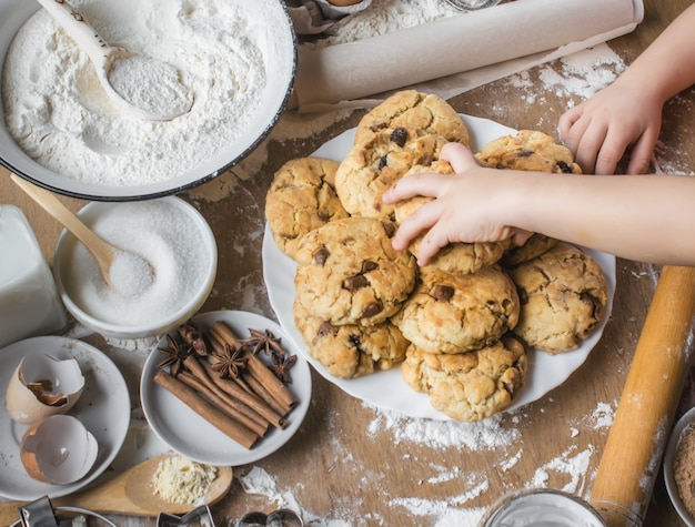 Galletas, pasteles, cocinar sus propias manos. Enfoque selectivo