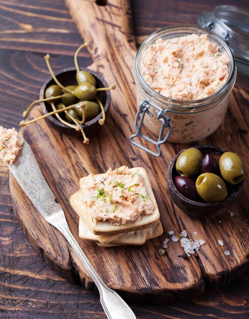 Foto galletas de paté para untar de salmón ahumado y queso