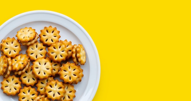 Galletas de piña sobre fondo amarillo