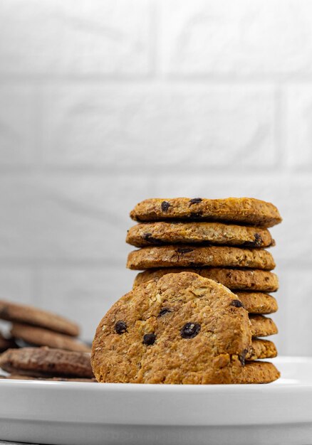 Galletas en un plato blanco sobre un fondo claro