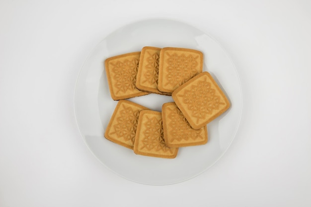 Galletas en un plato blanco en la vista superior blanca