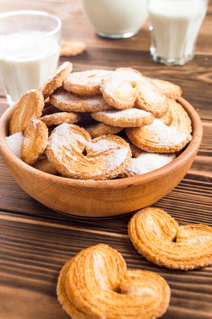 Galletas en el plato y leche en la mesa