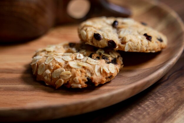 Foto galletas en un plato de madera en una mesa de madera