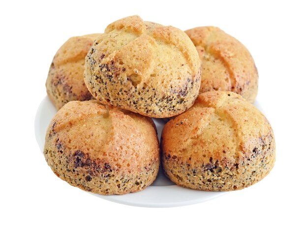 Galletas en un plato sobre un fondo blanco.