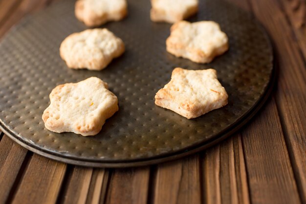 galletas en un plato sobre una mesa de madera