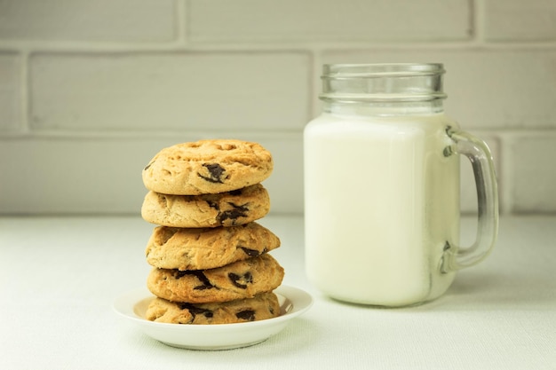 Galletas con primer plano de leche con espacio para vista lateral de texto