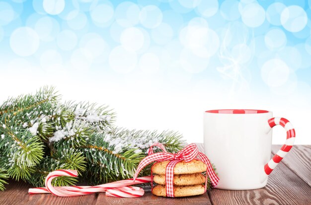 Galletas de rama de árbol de Navidad y vino caliente