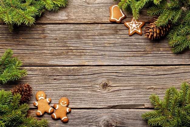 Galletas de ramas de abeto de Navidad y conos de pino en madera