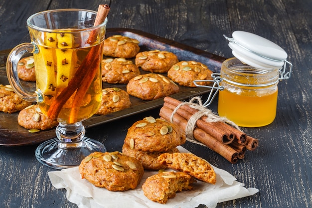 Galletas recién horneadas en bandeja