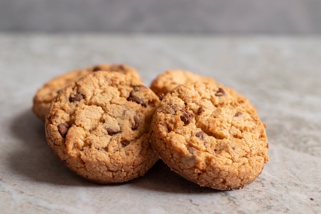 Galletas recién horneadas colocadas en textura de mármol