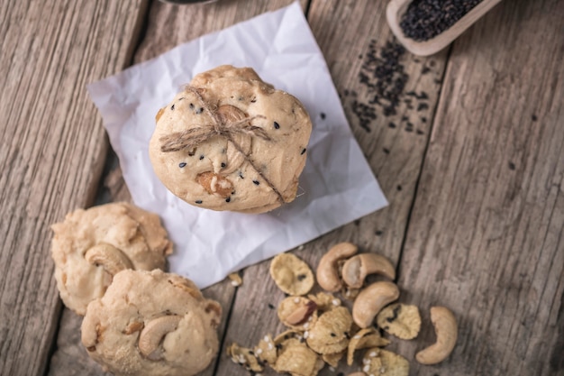 galletas recién horneadas en la rústica mesa de madera