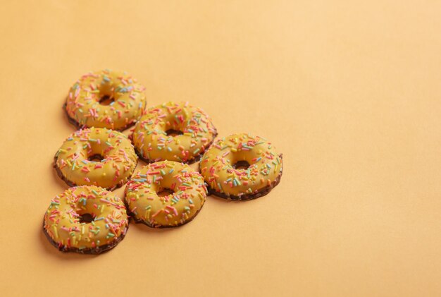 Galletas redondas en amarillo.