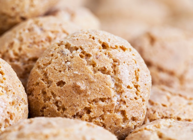 Galletas redondas cocidas y calientes, se enfrían sobre la mesa