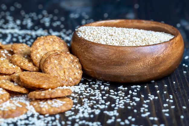 Galletas redondas finas de avena con mucho sésamo