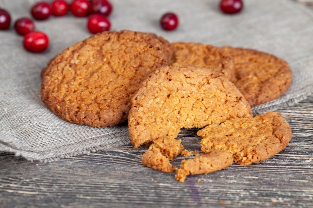 Galletas redondas de harina de trigo con arándanos secos