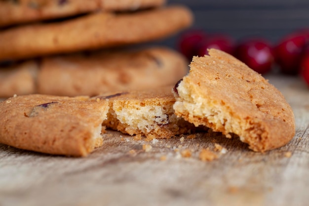 Galletas redondas de harina de trigo con arándanos secos