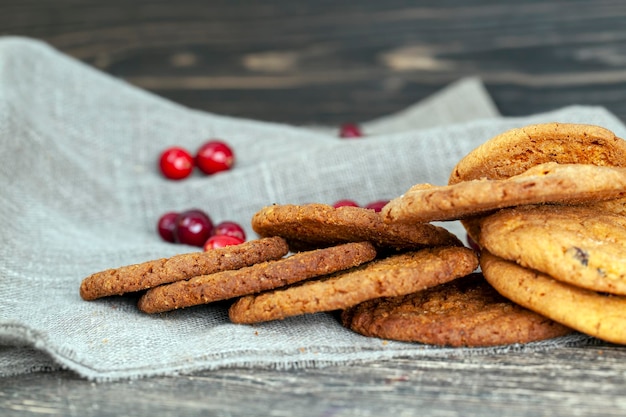 Galletas redondas de harina de trigo con arándanos secos