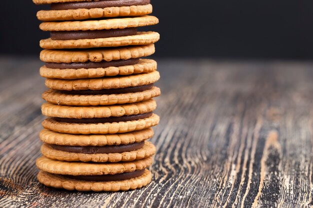 Galletas redondas con relleno de chocolate