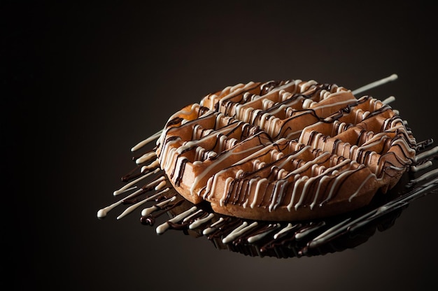 Galletas redondas sobre un fondo oscuro con reflejo