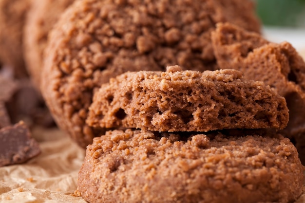 Galletas redondas de trigo con cacao y chocolate