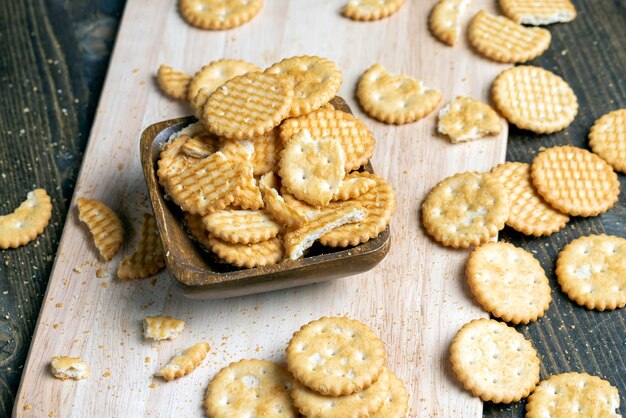 Galletas redondas de trigo con sal en la mesa