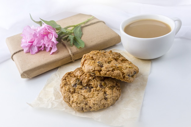 Galletas con regalo y taza de café.