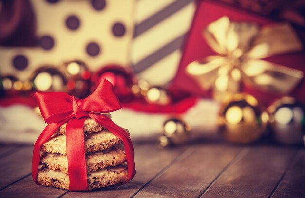 Galletas con regalos de navidad en mesa de madera