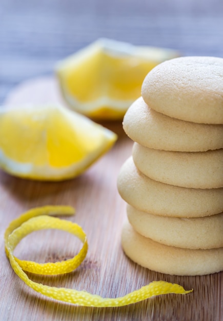 Galletas rellenas de crema de limón sobre la plancha de madera.