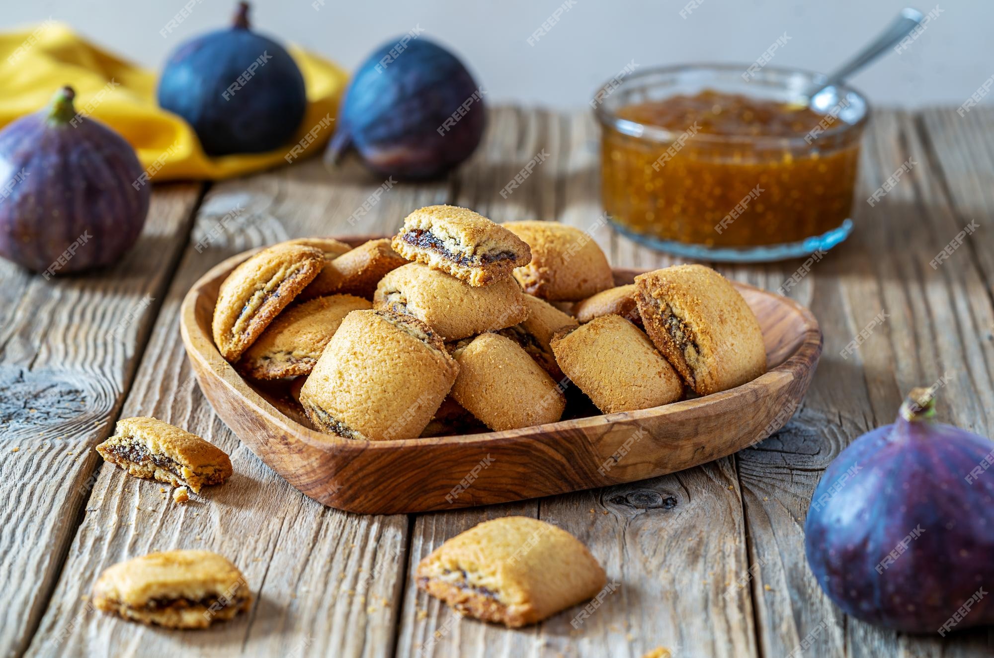 Galletas rellenas con mermelada de higos en un tazón de madera mermelada de  higos frescos en una servilleta de tarro sobre fondo de madera | Foto  Premium