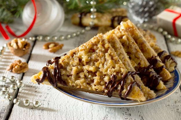 Galletas rellenas de nueces, mermelada de naranja y cobertura de chocolate